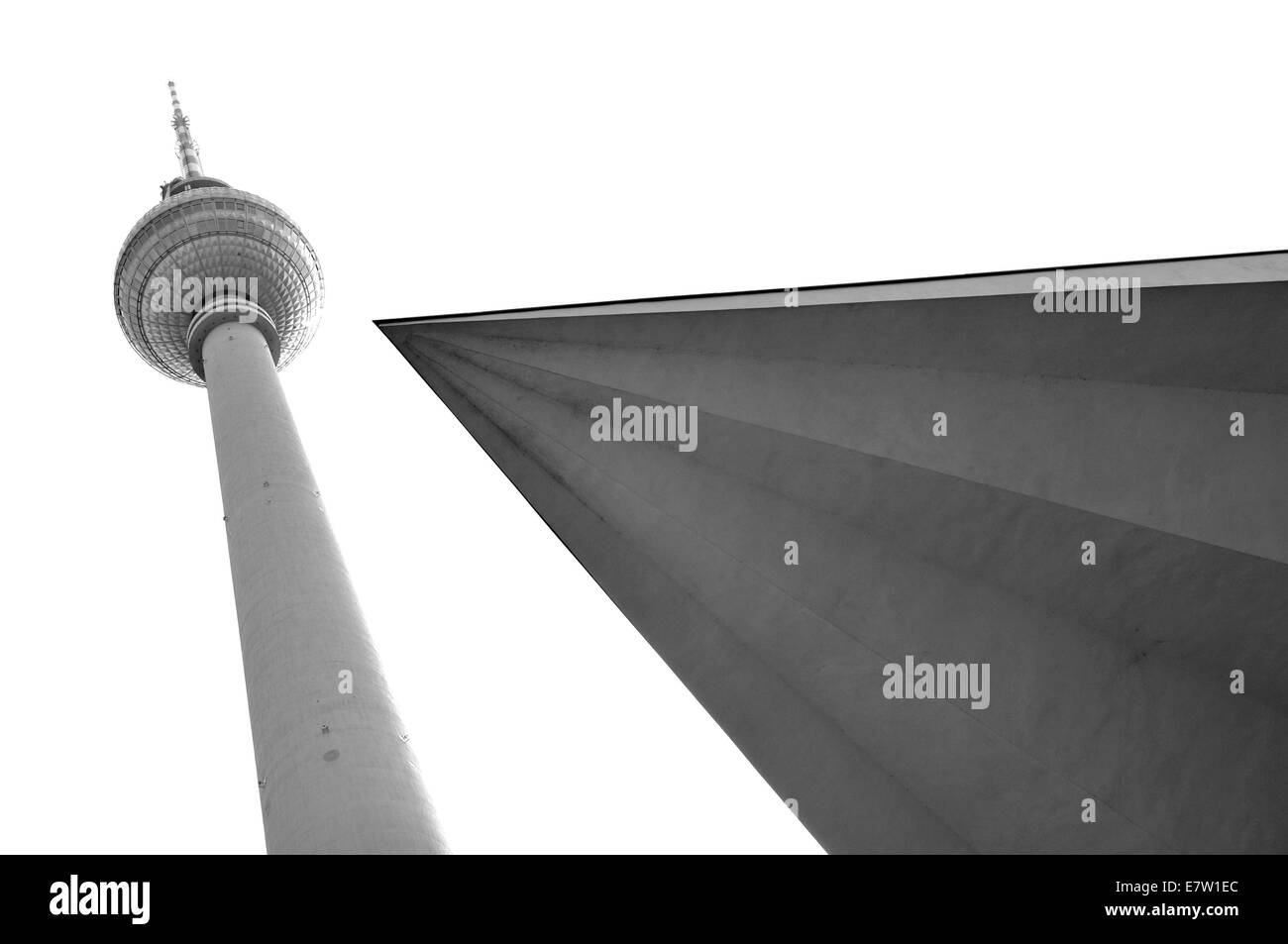 Résumé détail architectural de la tour de télévision à Berlin juxtaposé à un immeuble moderne Banque D'Images