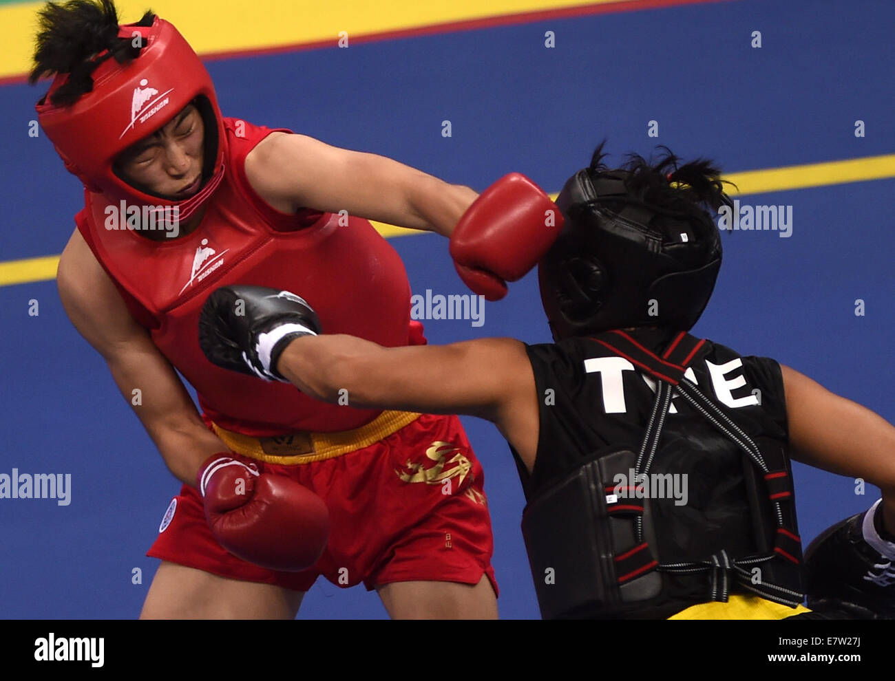 Incheon, Corée du Sud. Sep 24, 2014. Wang Cong (L) de la Chine bat Kao Yu Chuan du Taipei chinois au cours de la WOMEN'S Sanda -60kg dernière compétition de Wushu à la 17e Jeux asiatiques à Incheon, Corée du Sud, le 24 septembre 2014. Cong Wang a remporté la médaille d'or. Credit : Han Yuqing/Xinhua/Alamy Live News Banque D'Images