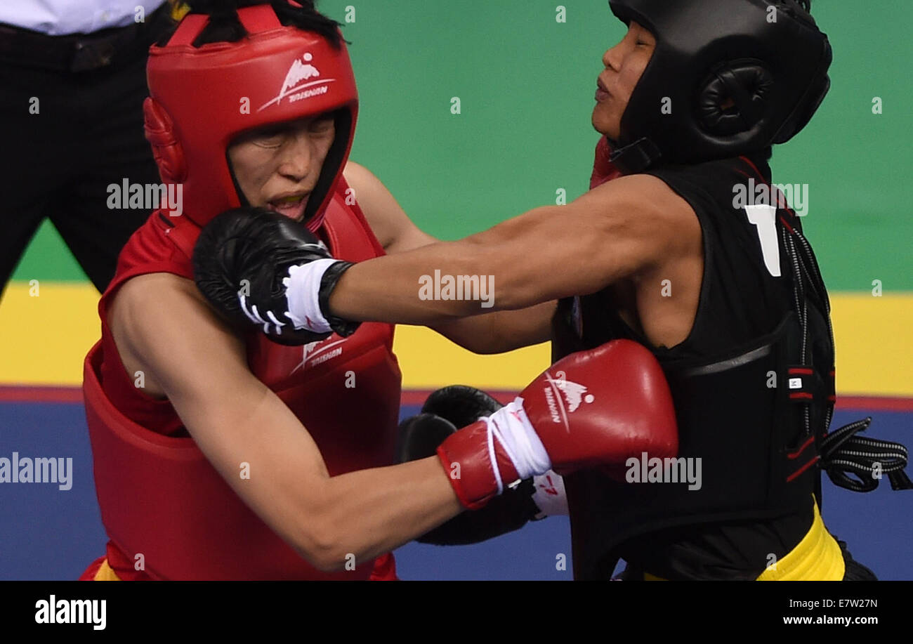 Incheon, Corée du Sud. Sep 24, 2014. Wang Cong (L) de la Chine bat Kao Yu Chuan du Taipei chinois au cours de la WOMEN'S Sanda -60kg dernière compétition de Wushu à la 17e Jeux asiatiques à Incheon, Corée du Sud, le 24 septembre 2014. Cong Wang a remporté la médaille d'or. Credit : Han Yuqing/Xinhua/Alamy Live News Banque D'Images