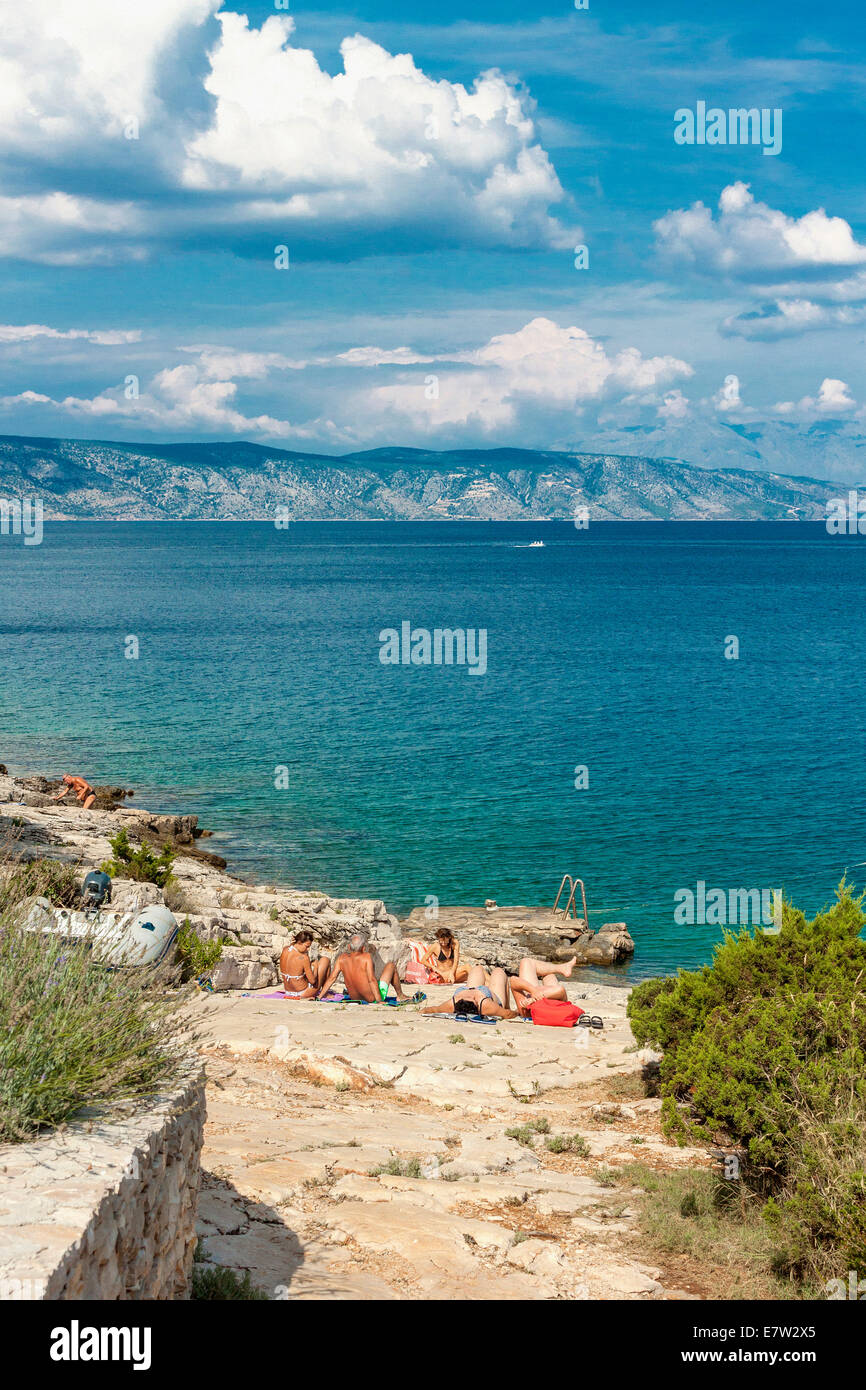 Les gens se détendre sur une plage dans la baie de Rosohotnica Basina village, l''île de Hvar, Croatie Banque D'Images