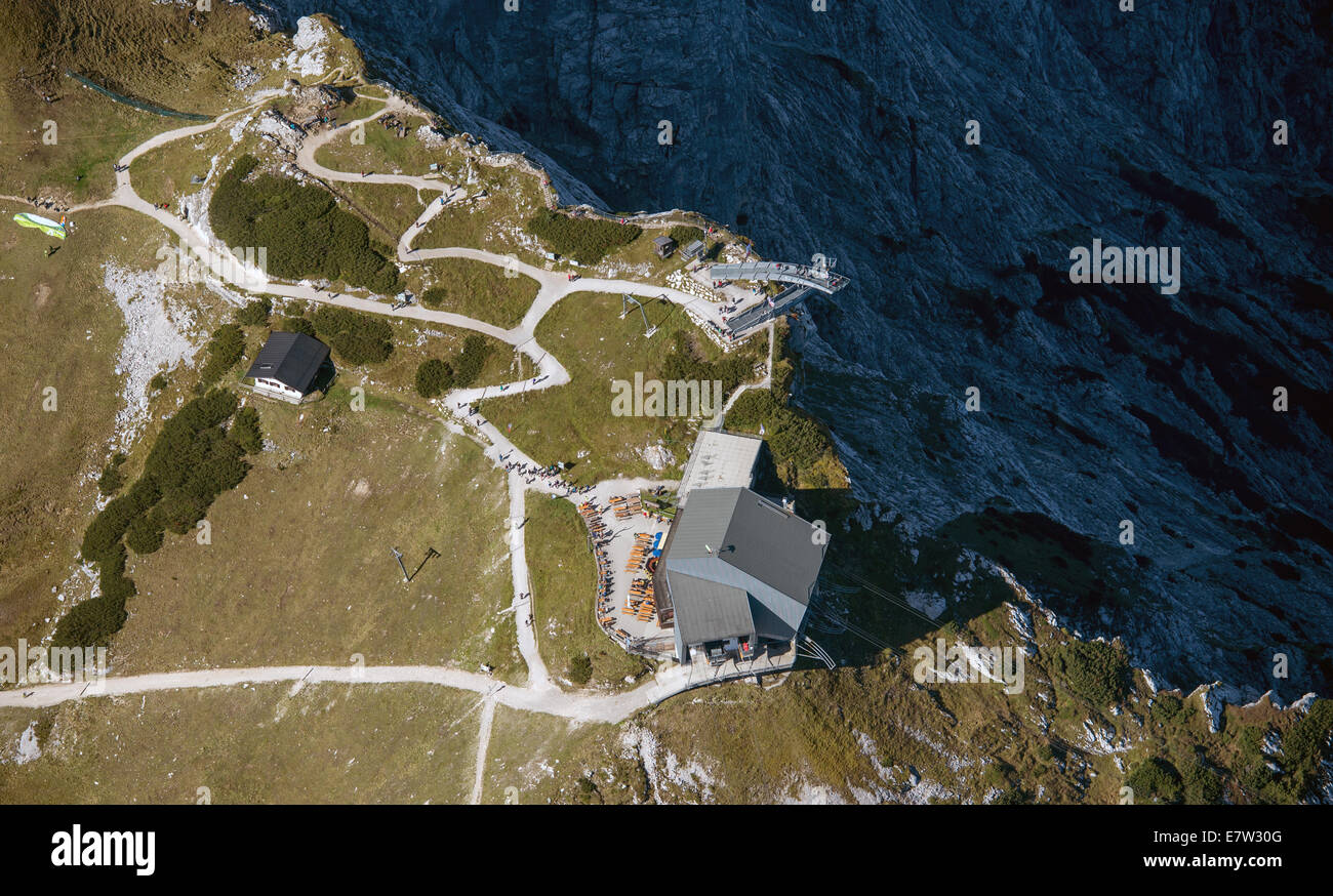 La plate-forme d'observation AlpspiX et la station de téléphérique associées sont représentées ci-dessus Garmisch-Partenkirchen, Allemagne, 24 septembre 2014. Les deux transporteurs en acier construire une flotte x 1 000 mètres au-dessus du sol. Photo : Peter Kneffel/dpa Banque D'Images