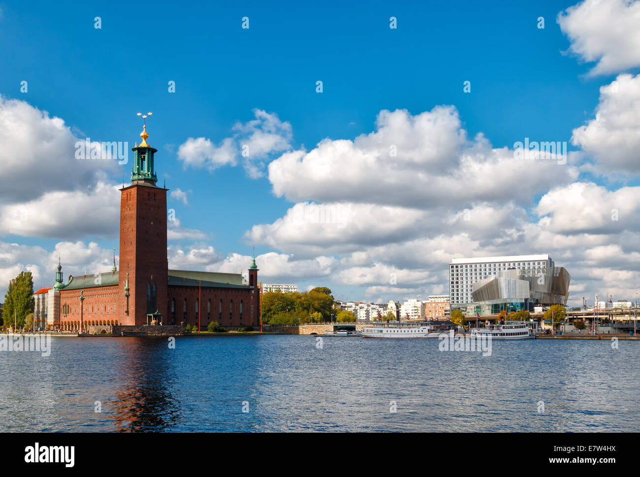 L'Hôtel de Ville de Stockholm entre autres dans une vue panoramique de la ville à partir d'un site touristique. Banque D'Images