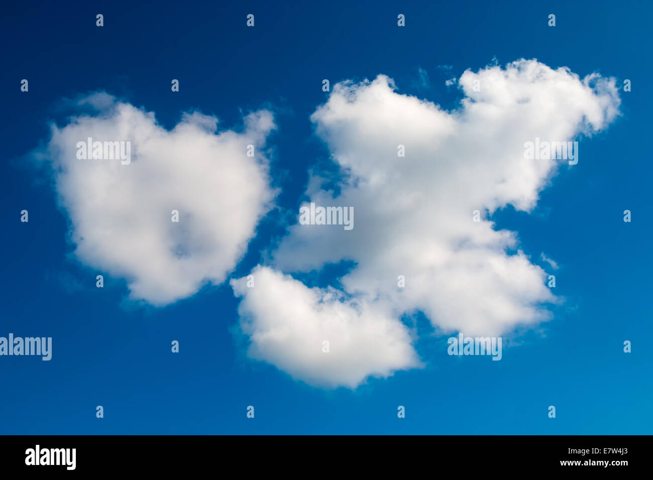 Puffy white clouds on blue sky Banque D'Images