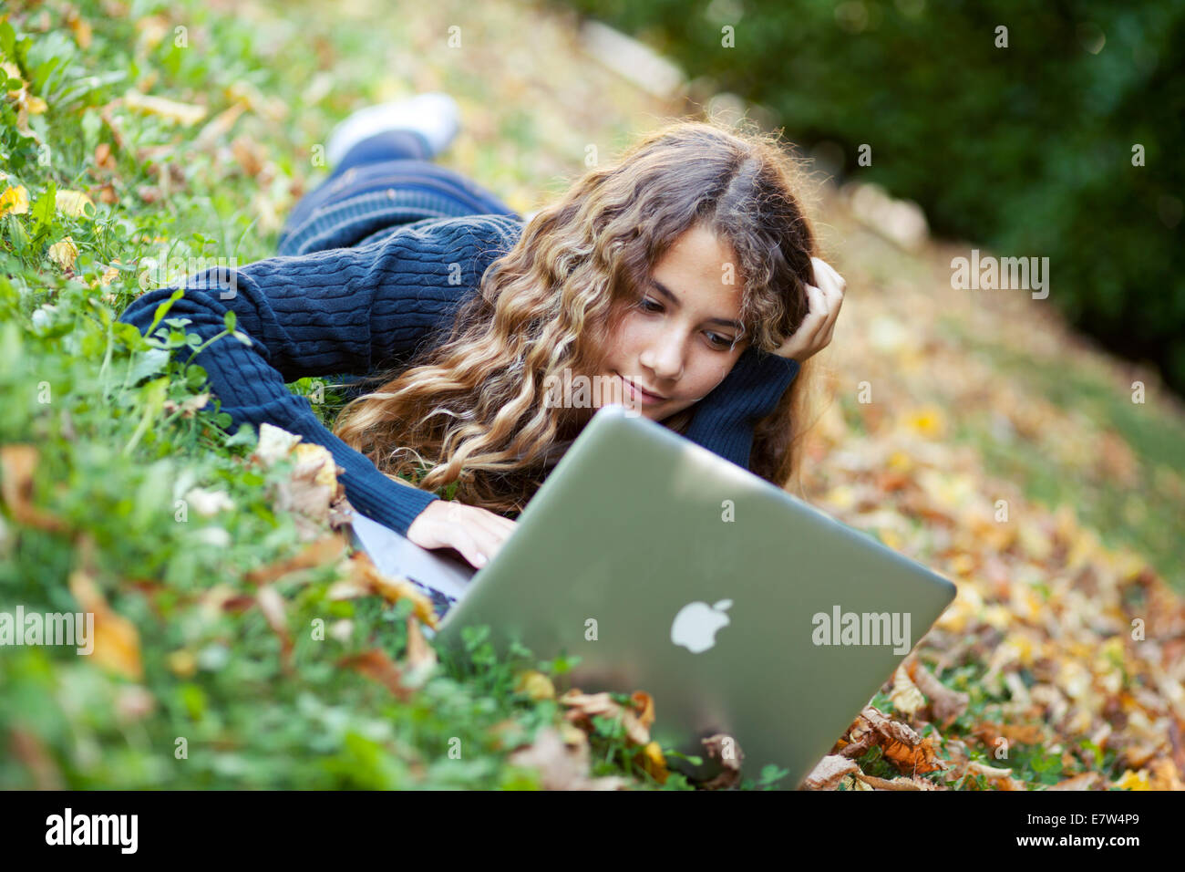 Femme fille adolescente with outdoor dans le jardin avec les feuilles tombées. L'automne Banque D'Images