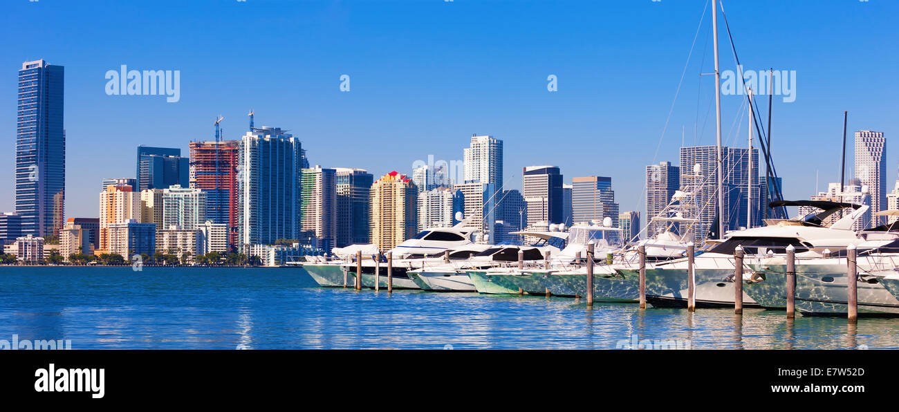Miami South beach marina avec skyline, USA Banque D'Images