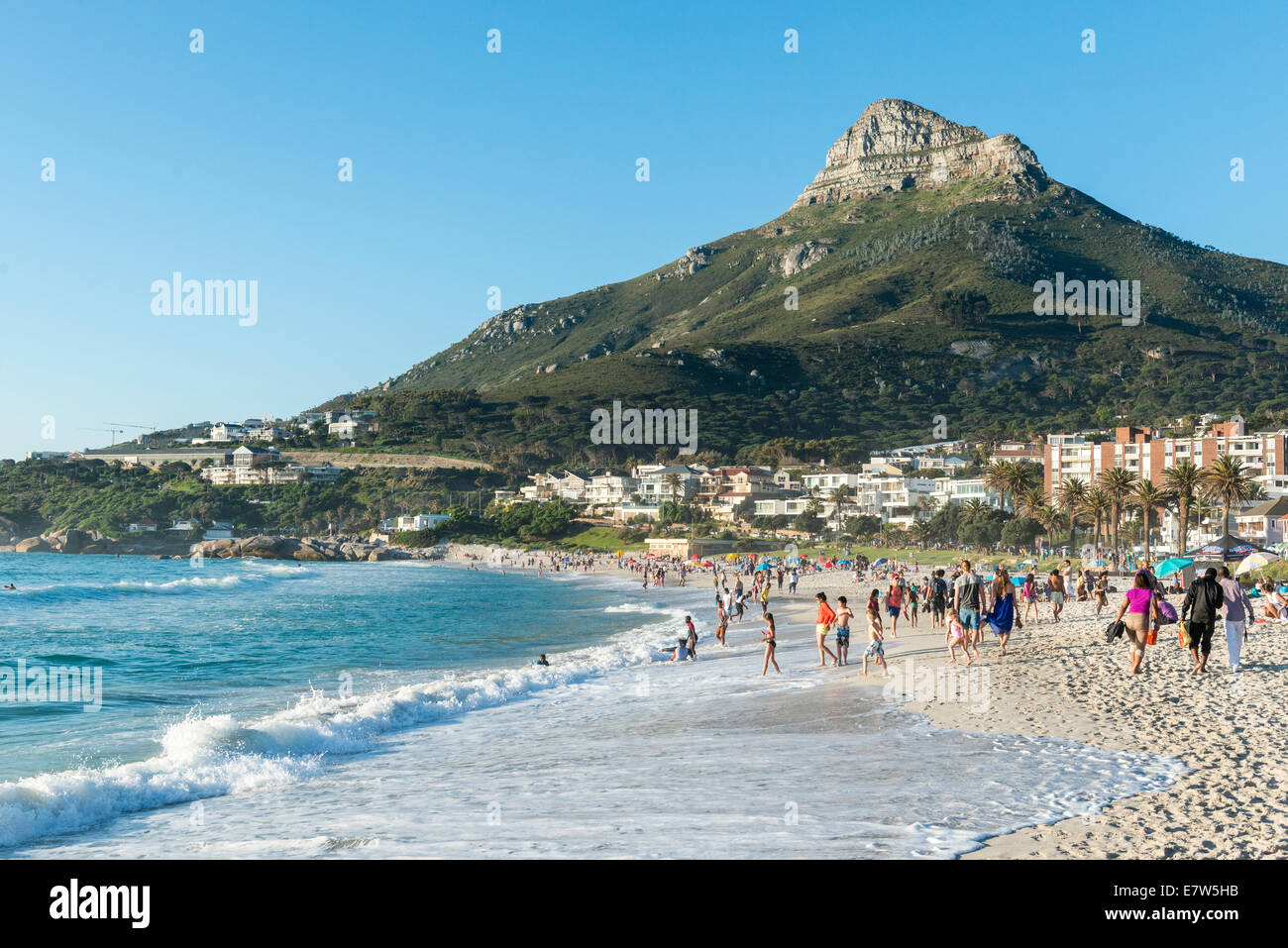 Les gens sur la plage de Camps Bay, de la tête de lion à l'arrière-plan, Le Cap, Afrique du Sud Banque D'Images
