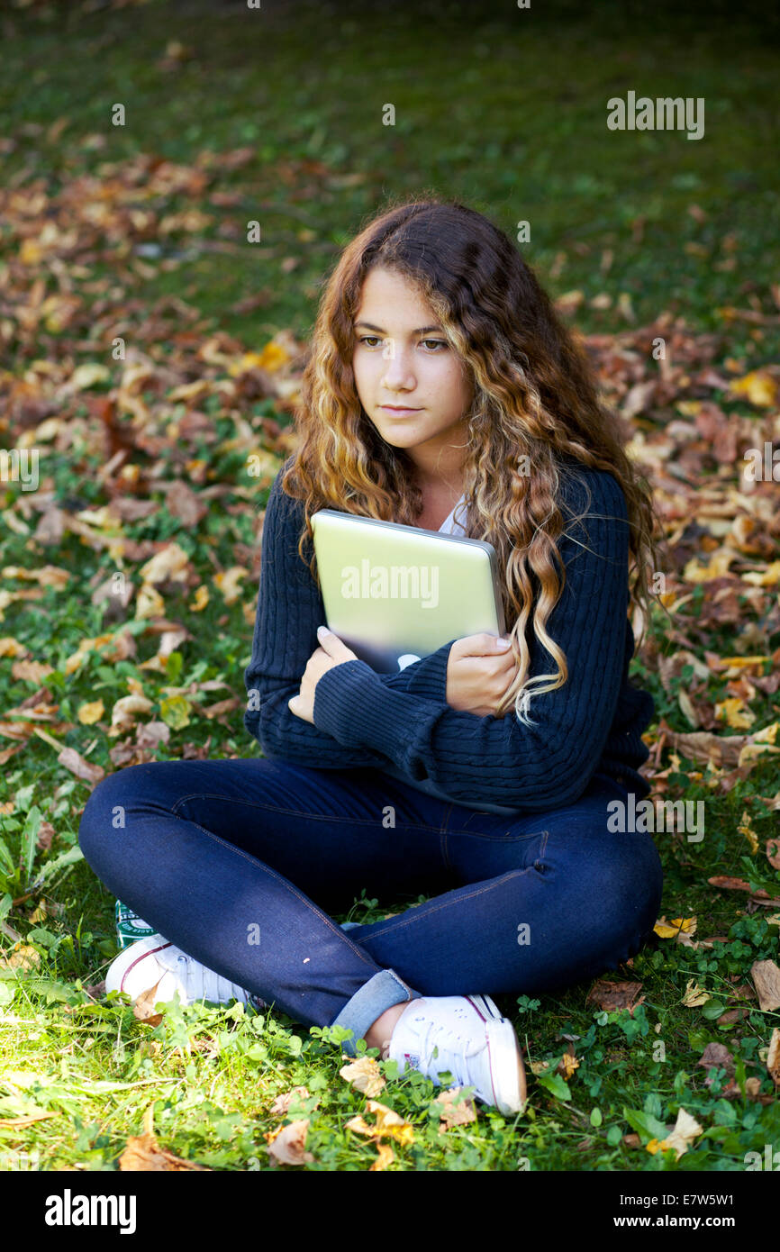 Femme fille adolescente with outdoor dans le jardin avec les feuilles tombées. L'automne Banque D'Images