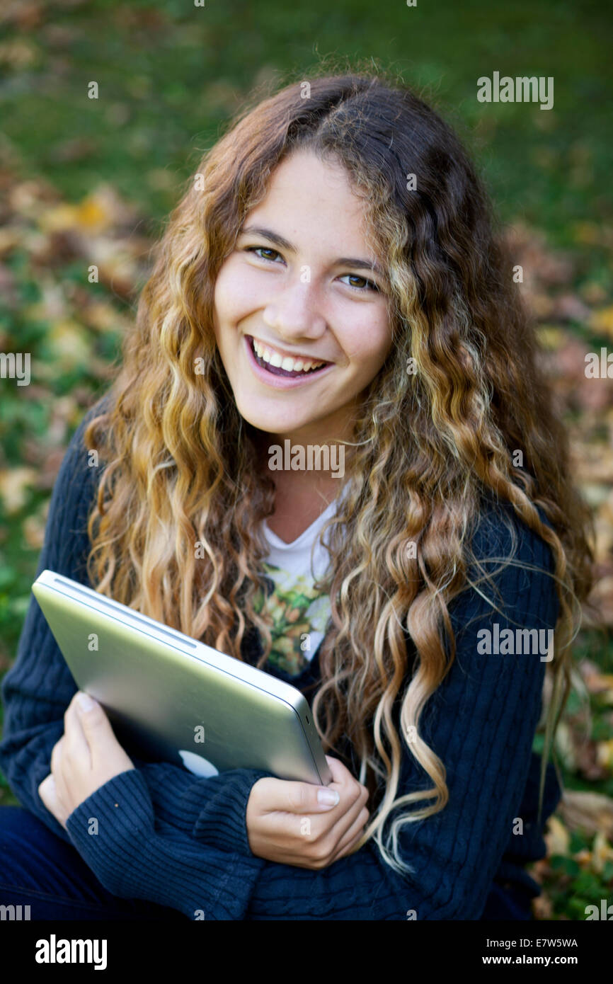 Femme fille adolescente with outdoor dans le jardin avec les feuilles tombées. L'automne Banque D'Images