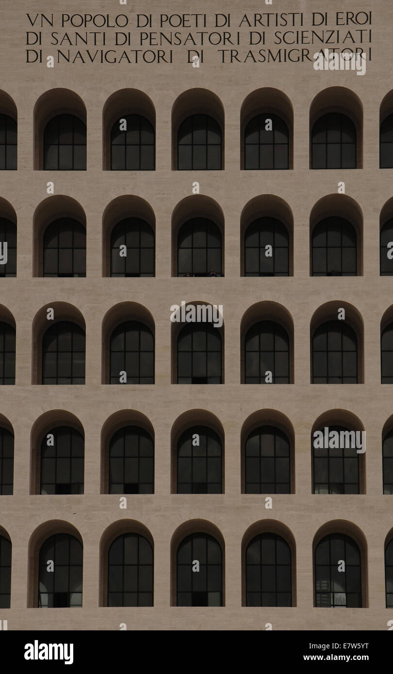 Colisée carré (Palazzo della Civiltà Italiana). Construit entre 1938-1943 par Guerrini, Lapadula et Romano. De l'extérieur. Rome. Banque D'Images