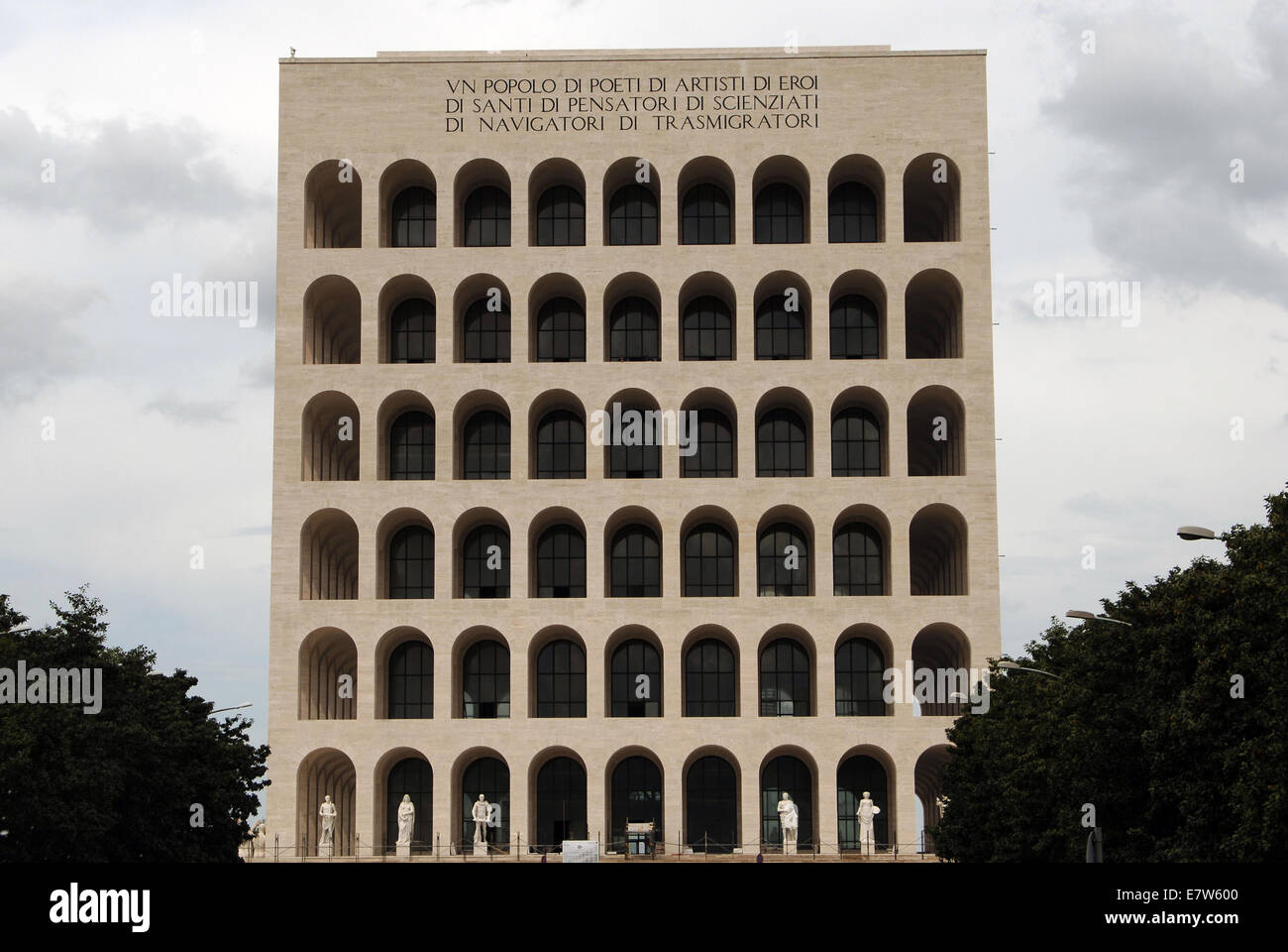 Colisée carré (Palazzo della Civiltà Italiana). Construit entre 1938-1943 par Guerrini, Lapadula et Romano. De l'extérieur. Rome. Banque D'Images