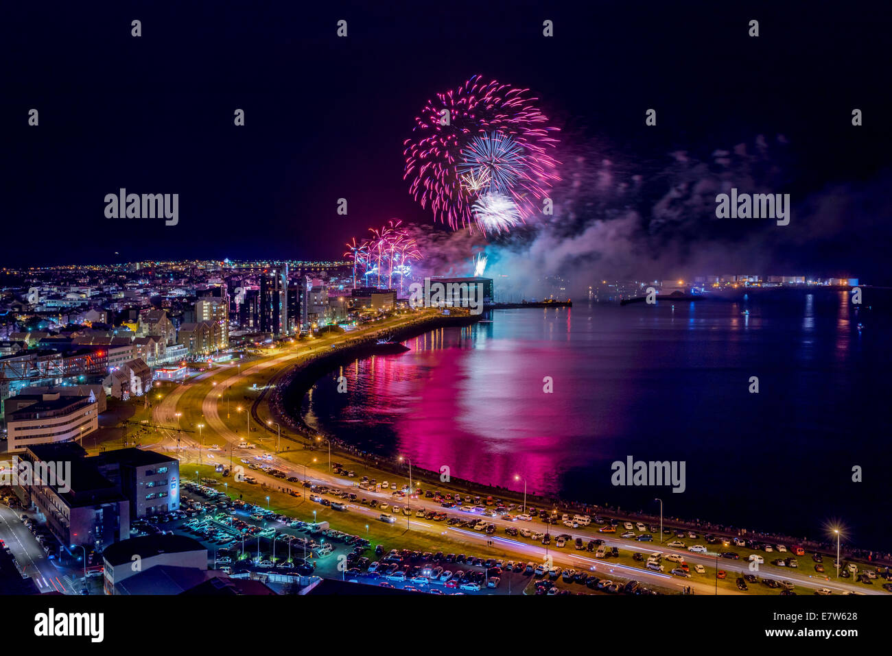 Fin de l'été annuel avec Fireworks festival sur le port de Reykjavik, Islande Banque D'Images