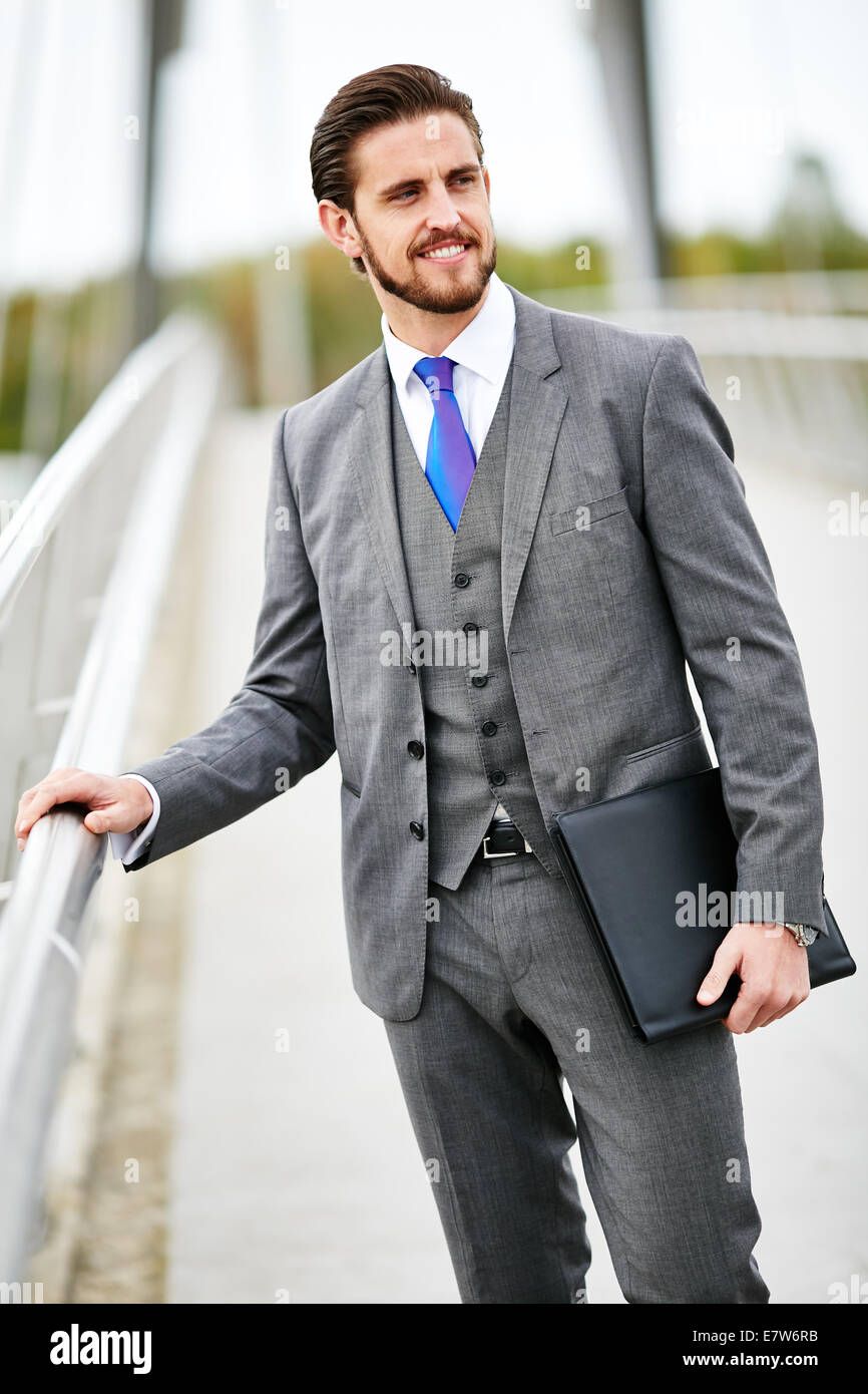 Businessman walking au bureau Banque D'Images