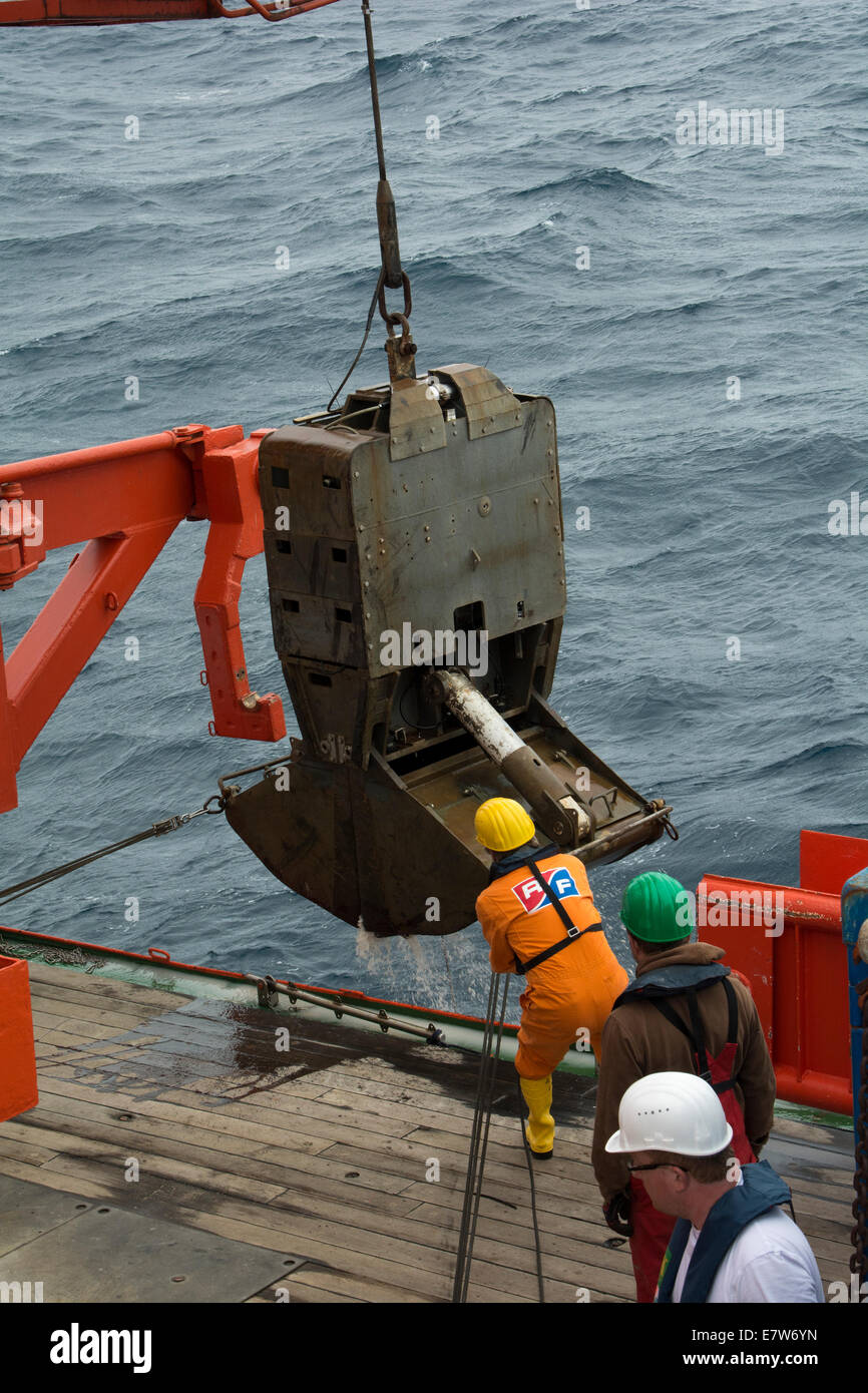 Pour ramasser des pierres de volcans sous-marins de l'équipage du navire de recherche allemand Sonne est haler un plat-grab de Walvis Ridge. Banque D'Images