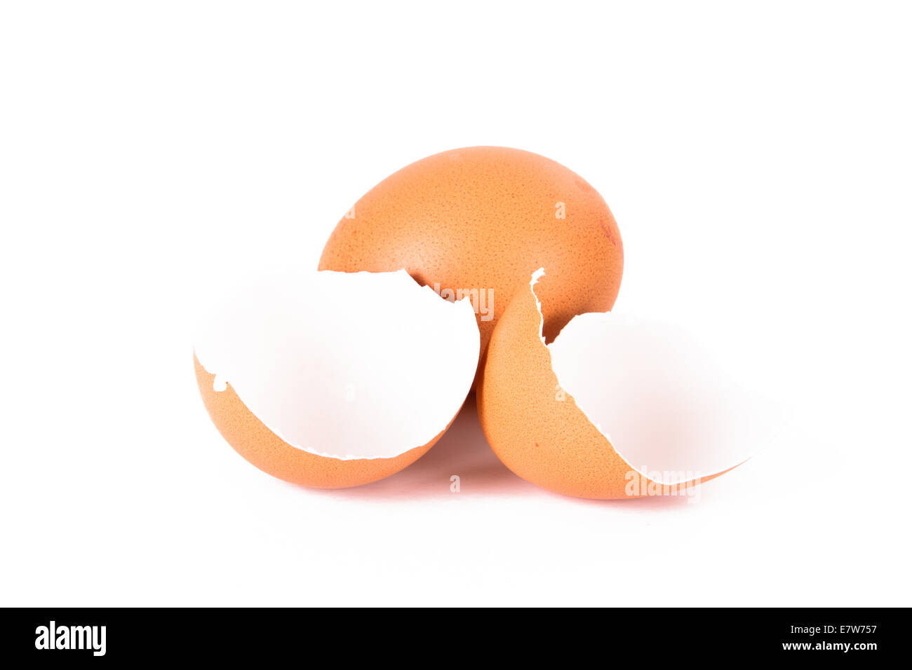 La coquille des œufs cassés, isolé sur fond blanc. Banque D'Images