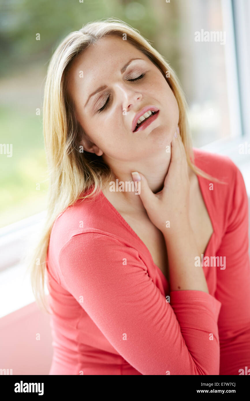 Femme avec des maux de gorge Banque D'Images