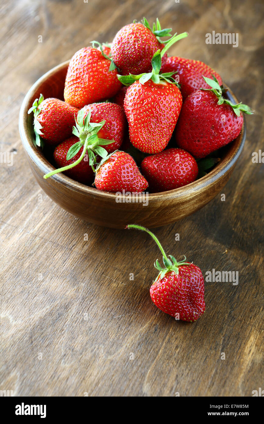 Fraises fraîches dans un bol en bois, une cuisine savoureuse Banque D'Images