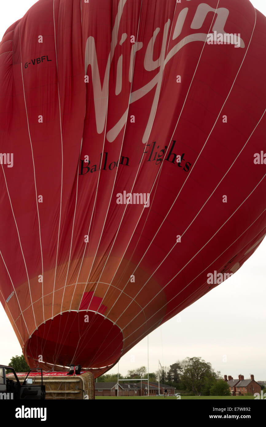 Gonfler un ballon à air chaud, Shropshire, Angleterre Banque D'Images