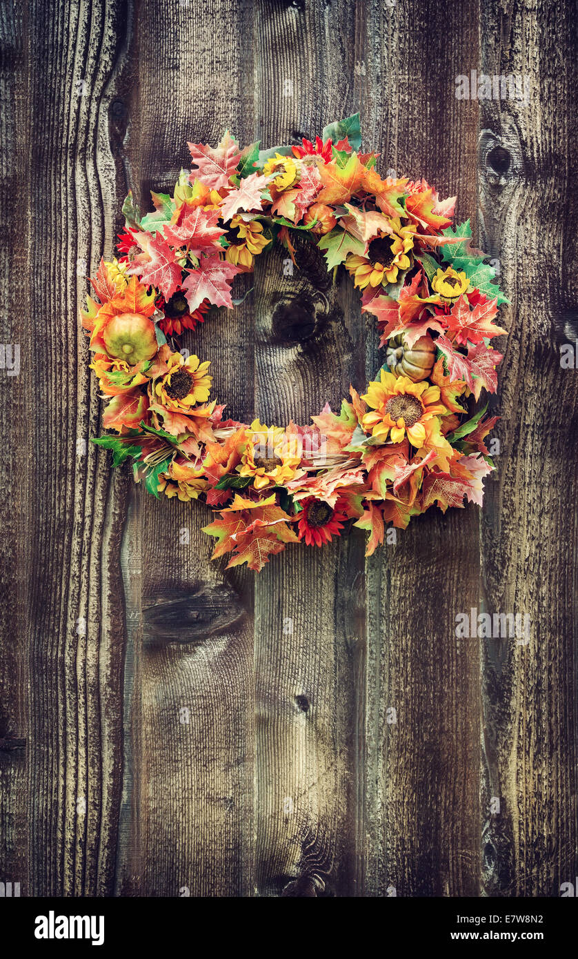 Couronne de fleurs d'automne contre les planches en bois rustique Banque D'Images