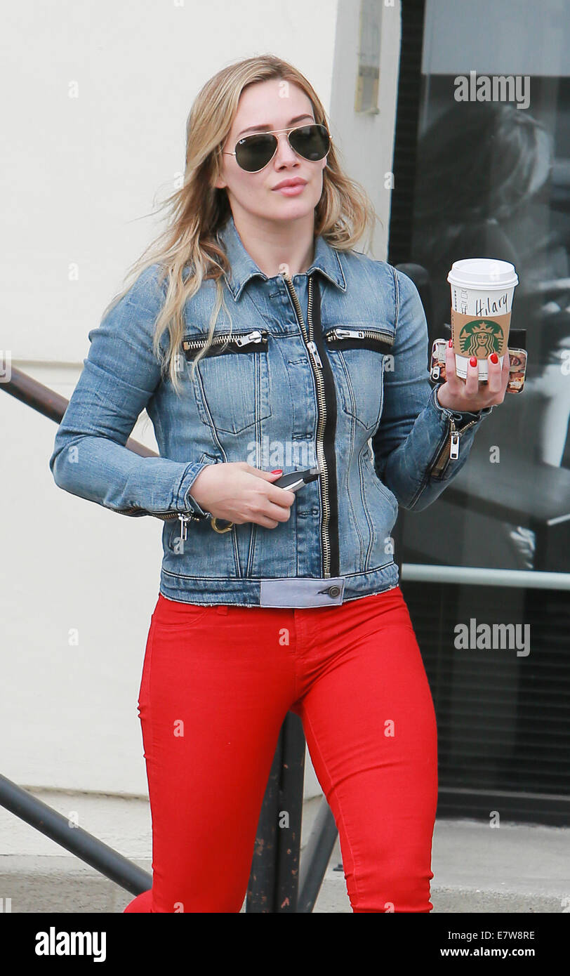 Hilary Duff s'empare d'un café de Starbucks dans Studio City. Hilary's prénom est repéré sur le devant de sa tasse qu'elle quitte le magasin. Avec : Hilary Duff Où : Los Angeles, California, United States Quand : 22 Mars 2014 Banque D'Images