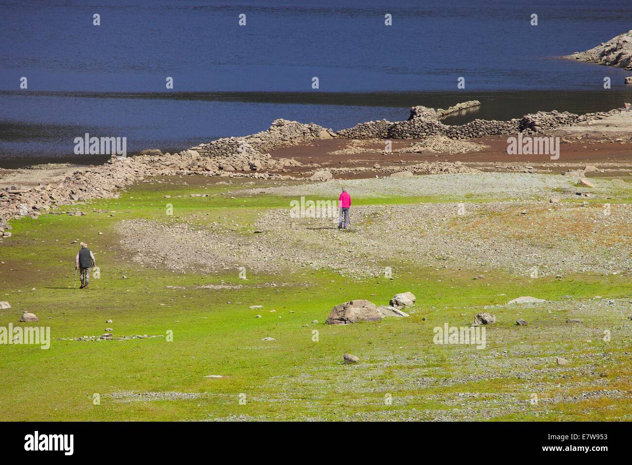 Parc National de Lake District, Cumbria, Royaume-Uni. Sep 24, 2014. Couple en train de marcher à travers les ruines de village Mardale émerge d Hawswater, Parc National de Lake District, Cumbria, Royaume-Uni. Crédit : Andrew Findlay/Alamy Live News Banque D'Images