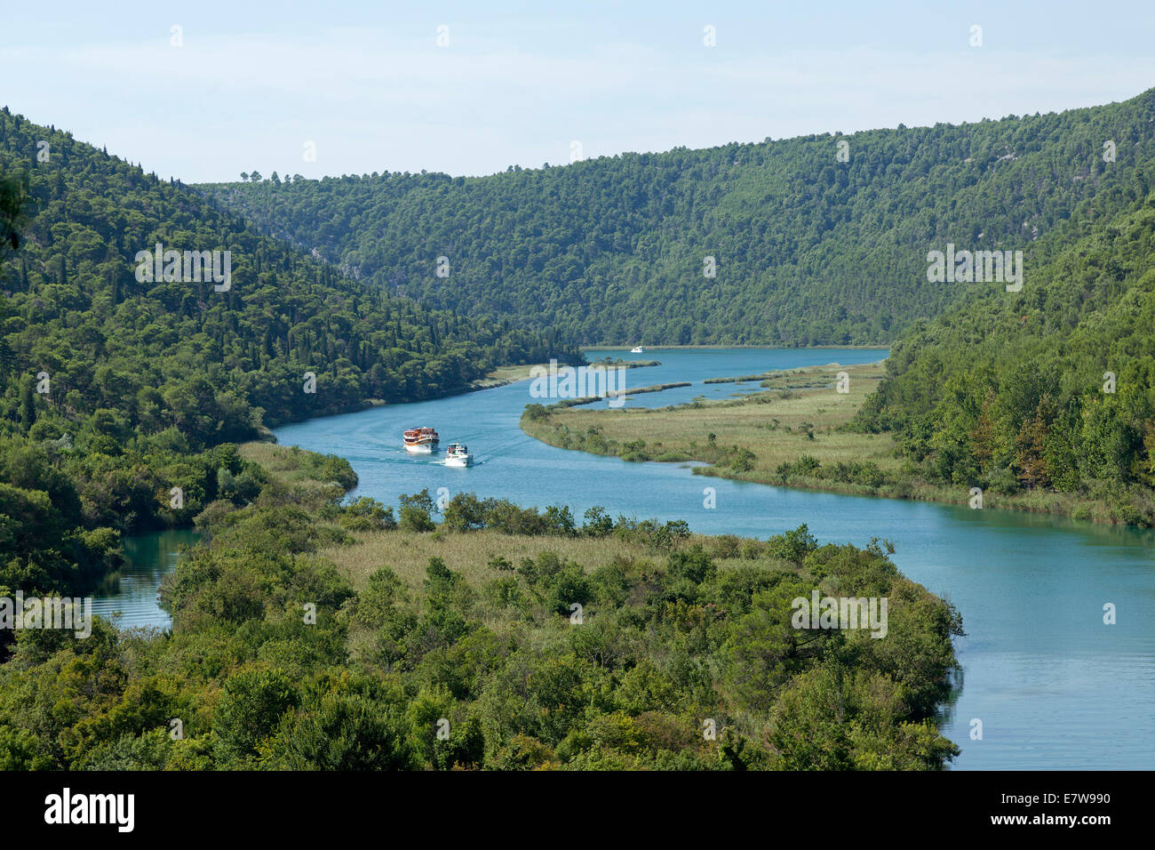 Des bateaux d'excursion allant de Skradin du Parc National de la Krka, Dalmatie, Croatie Banque D'Images