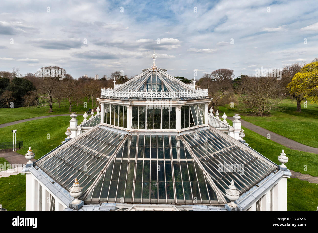 The Royal Botanic Gardens, Kew, Londres, Royaume-Uni. Le toit de la maison Temperate en fer forgé et verre, construite par Decimus Burton, qui a ouvert ses portes en 1863 Banque D'Images