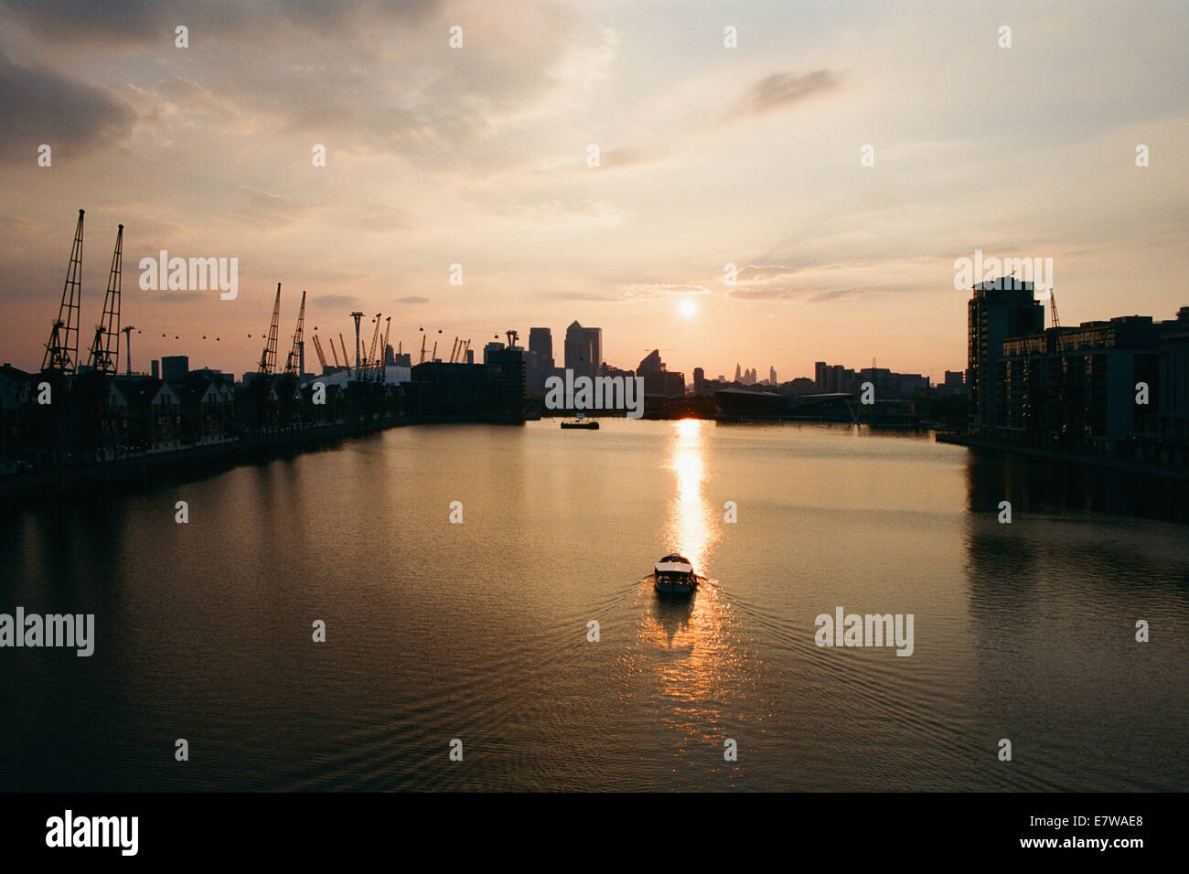 Toits de Londres du Royal Victoria Dock au coucher du soleil, avec voile Banque D'Images