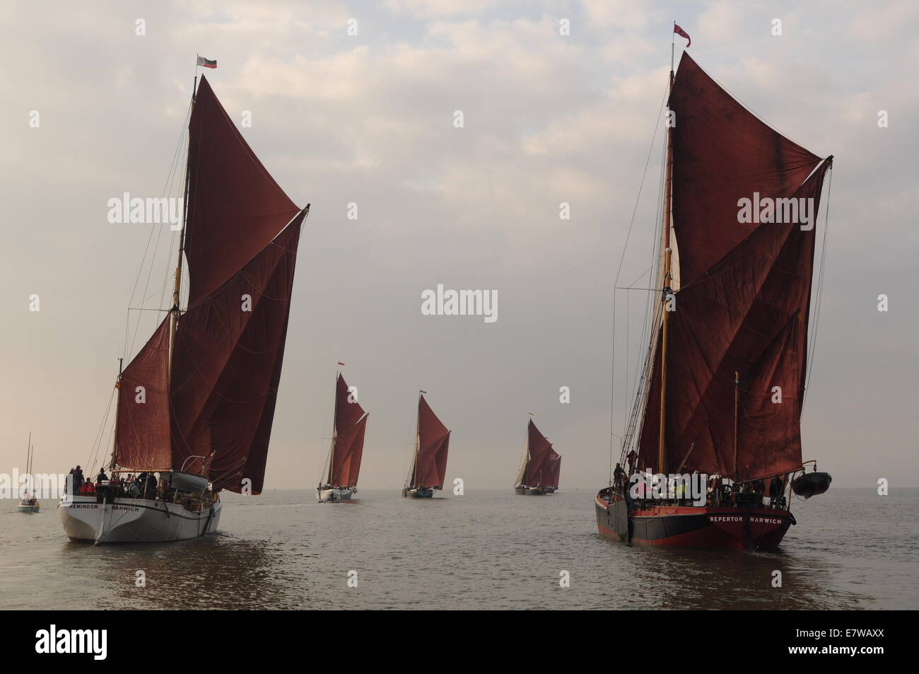 Thames barges à rappel et Repertor concurrentes dans la Colne barge au large de Brightlingsea Mars Banque D'Images