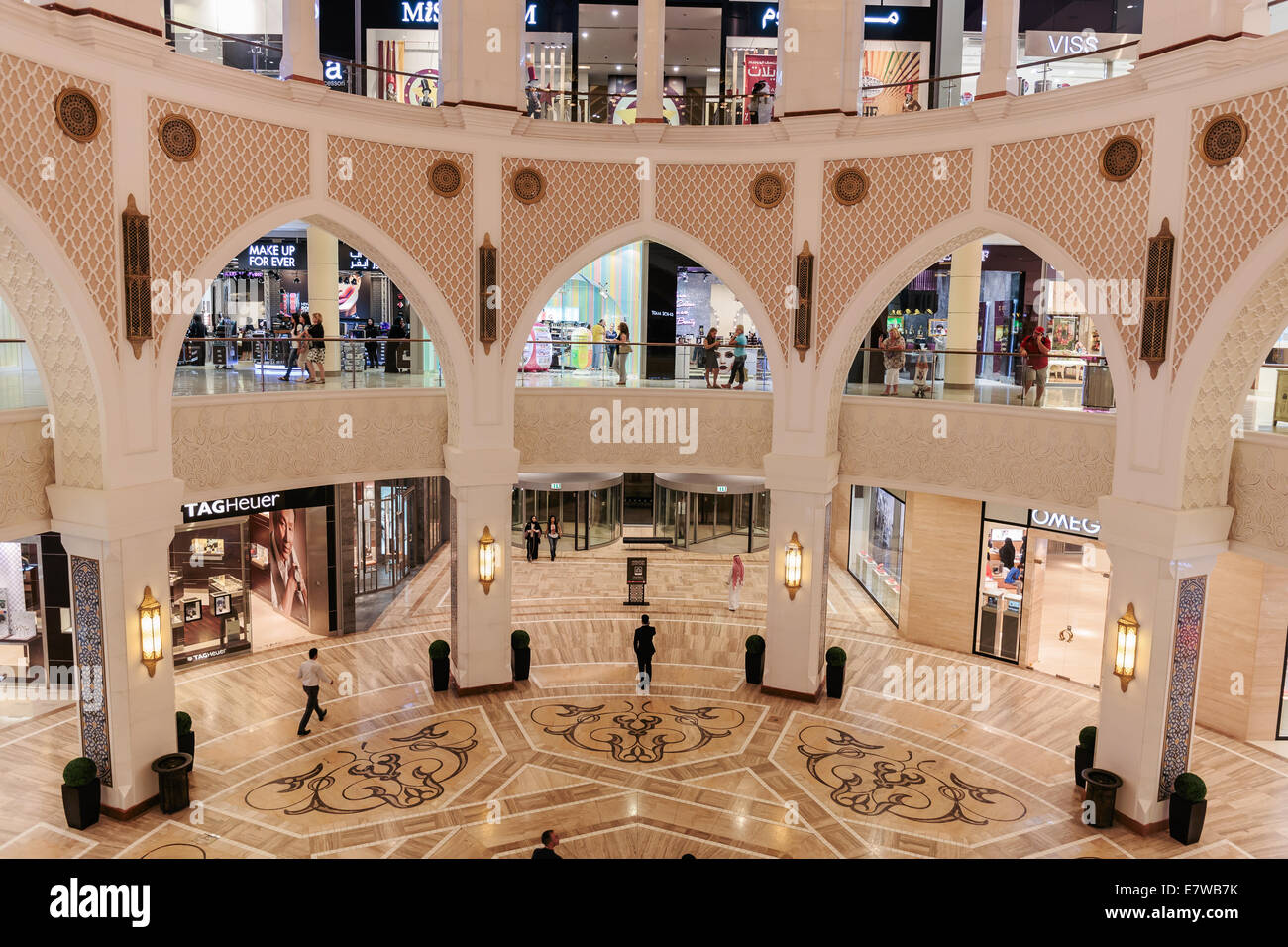 Dubaï, Émirats arabes unis - 9 novembre : à l'intérieur du centre commercial moderne luxuty le 9 novembre 2013 à Dubaï. À plus de 12 millions de pieds carrés, c'est le lar Banque D'Images