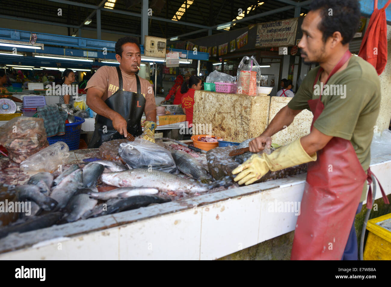 Krabi, Thaïlande - Mars 23, 2014 : les hommes à la vente du poisson sur le marché de Krabi, Thaïlande Banque D'Images