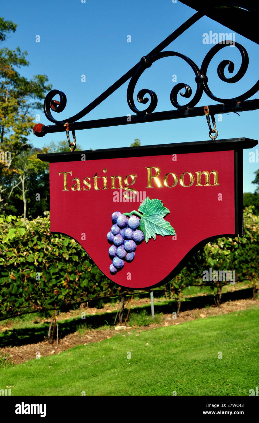 Goshen, Connecticut : Hanging sign au Sunset Prairie vignes salle de dégustation Banque D'Images