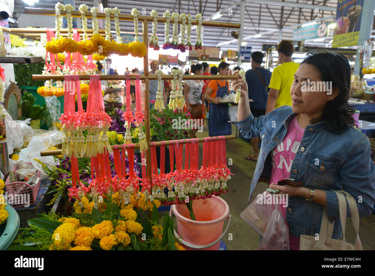 Krabi, Thaïlande - Mars 23, 2014 : la vente de fleurs sur le marché de Krabi, Thaïlande Banque D'Images