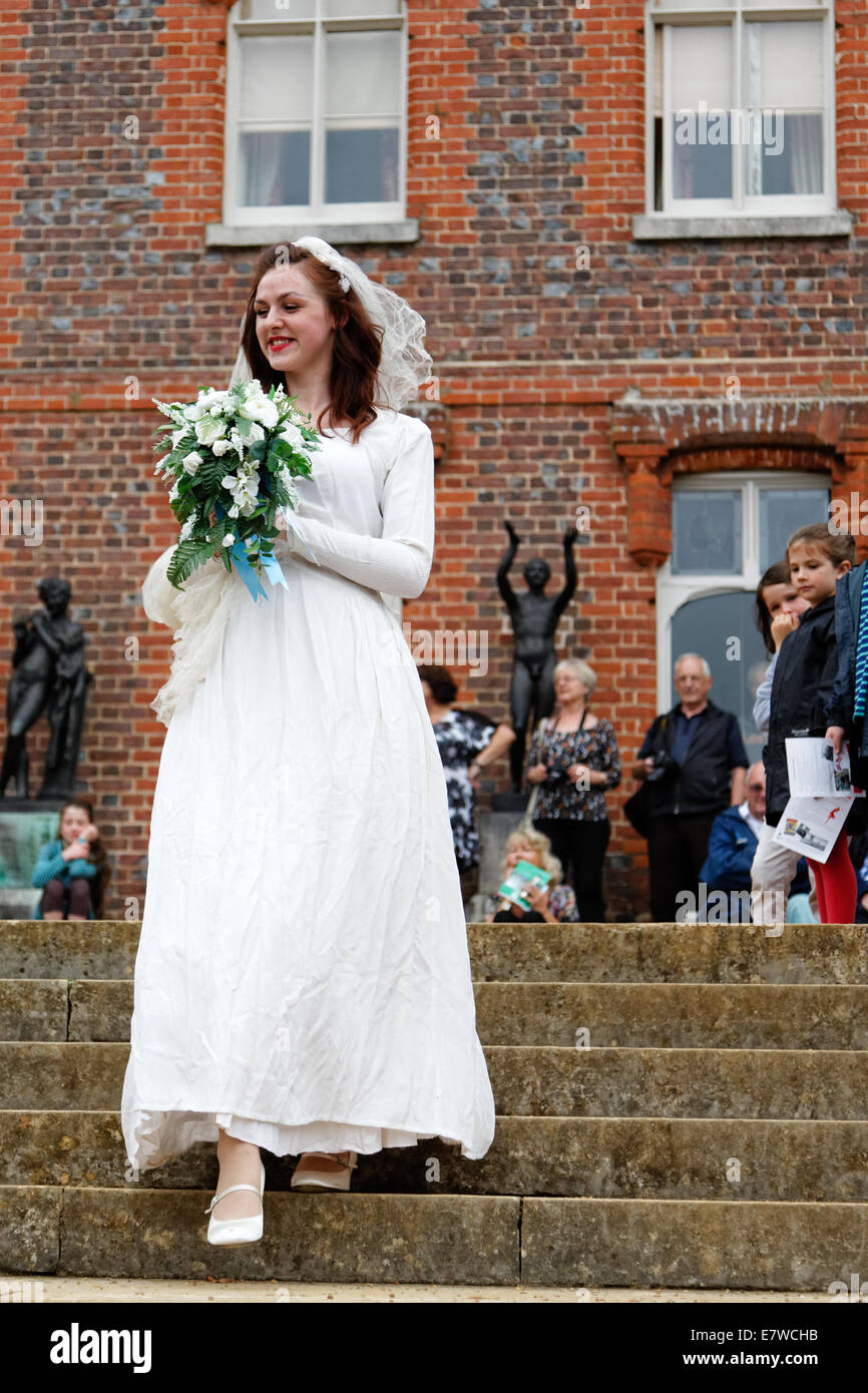 Heather (les Spitfires Band) modèles a 1940 robe de mariage d'austérité de  guerre fabriqués à partir de toile de parachute (blackmarket Photo Stock -  Alamy