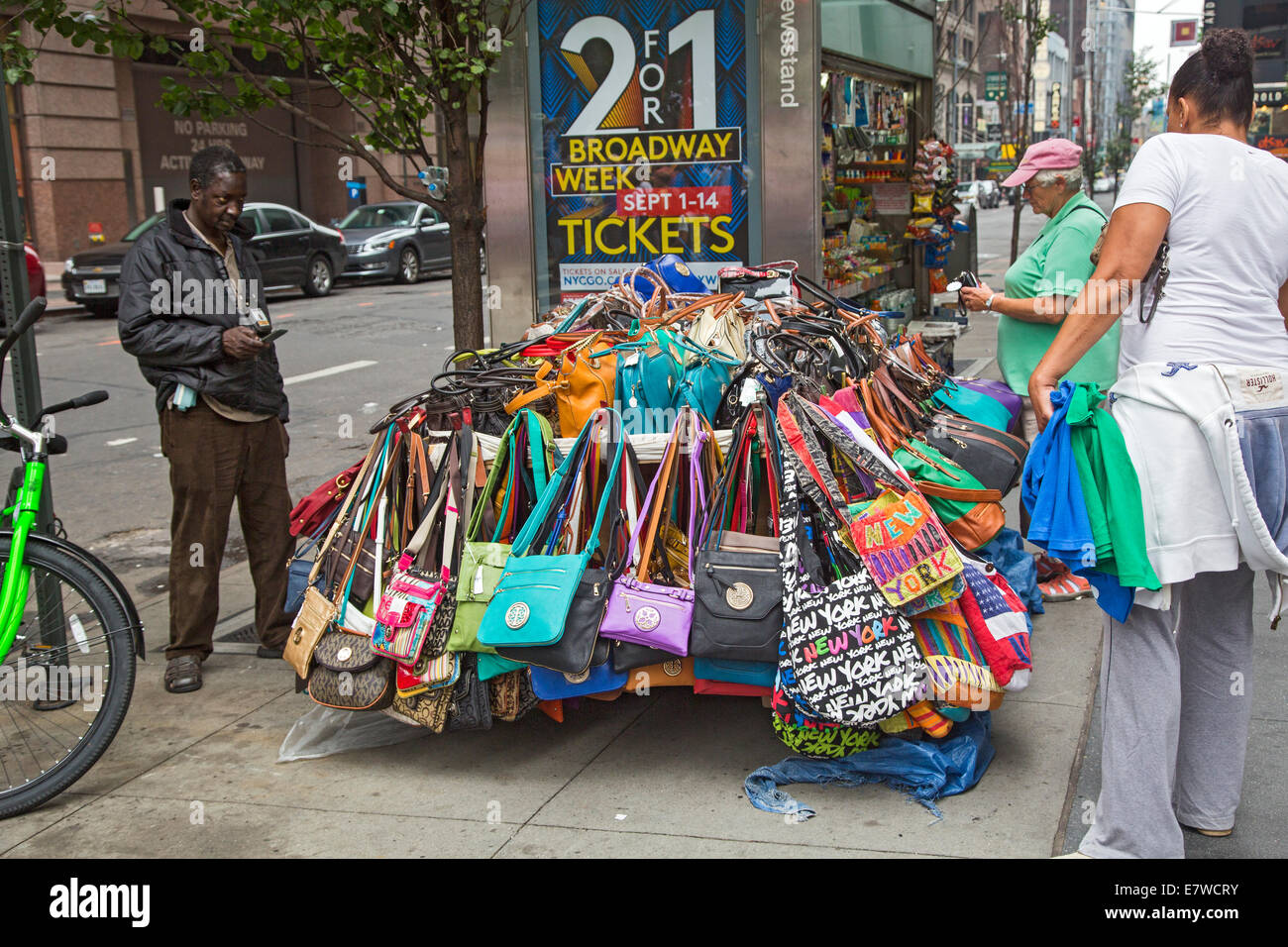 New York, New York - Sacs à main en vente à l'étal d'un vendeur de rue à Midtown Manhattan. Banque D'Images