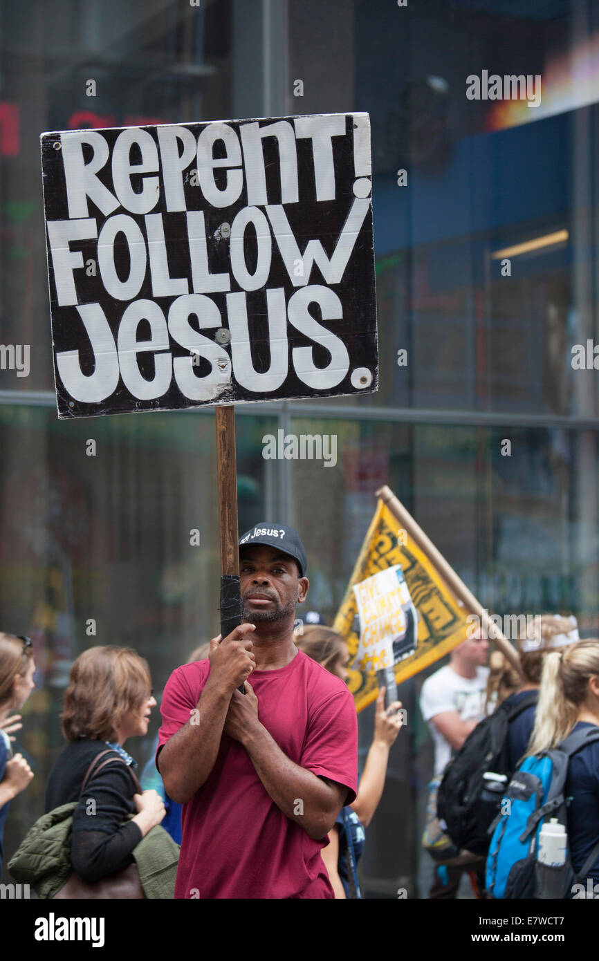 New York, New York - Un homme à Times Square porte un signe encourageant les gens à se repentir et à suivre Jésus. Banque D'Images