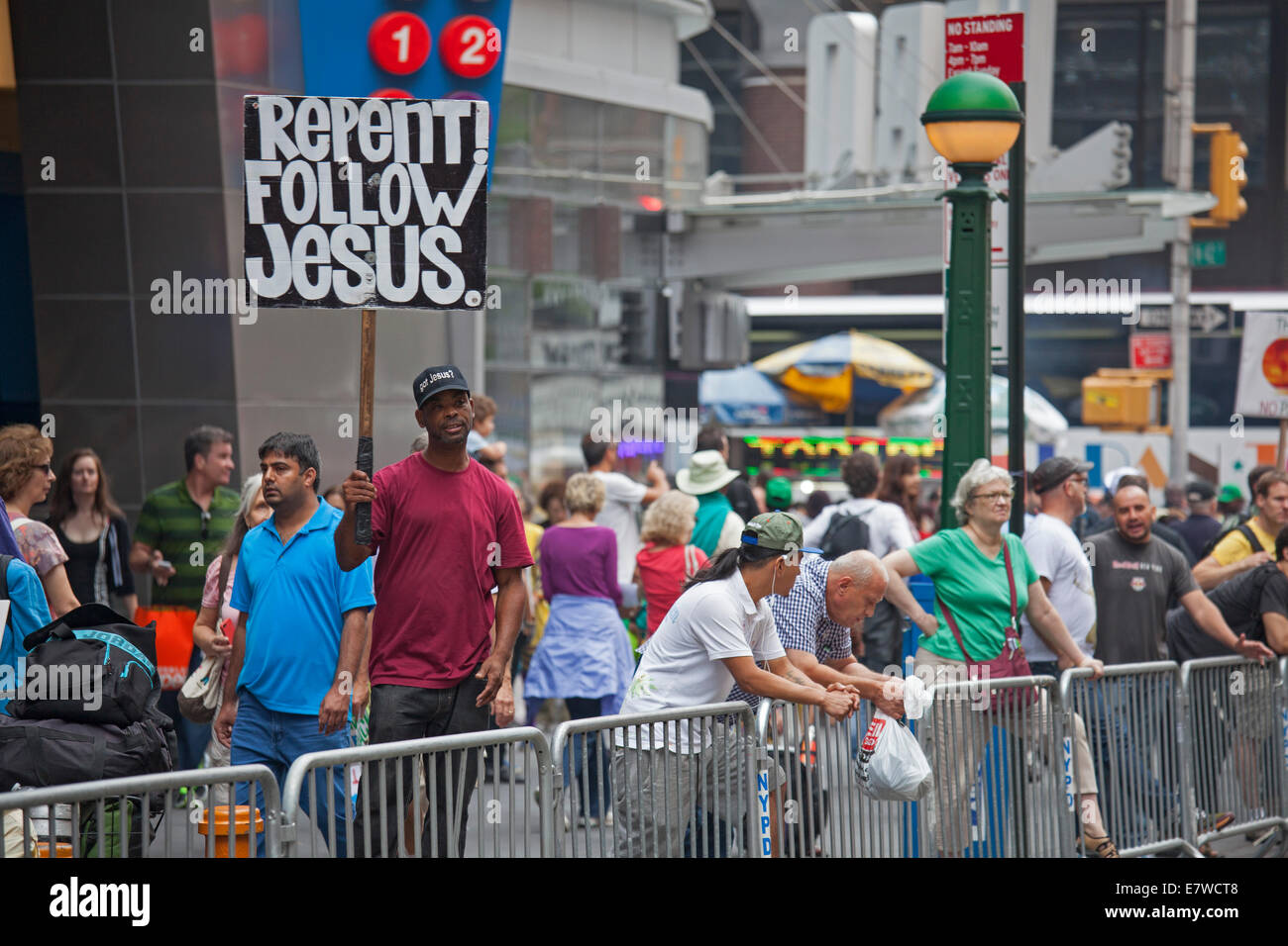 New York, New York - Un homme à Times Square porte un signe encourageant les gens à se repentir et à suivre Jésus. Banque D'Images