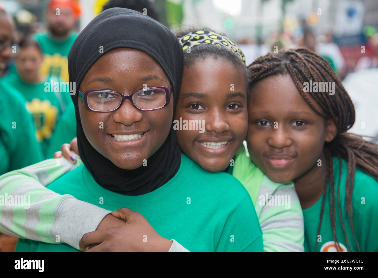 New York, New York - les filles afro-américaines sur la sixième avenue pendant la climat de Mars. Banque D'Images