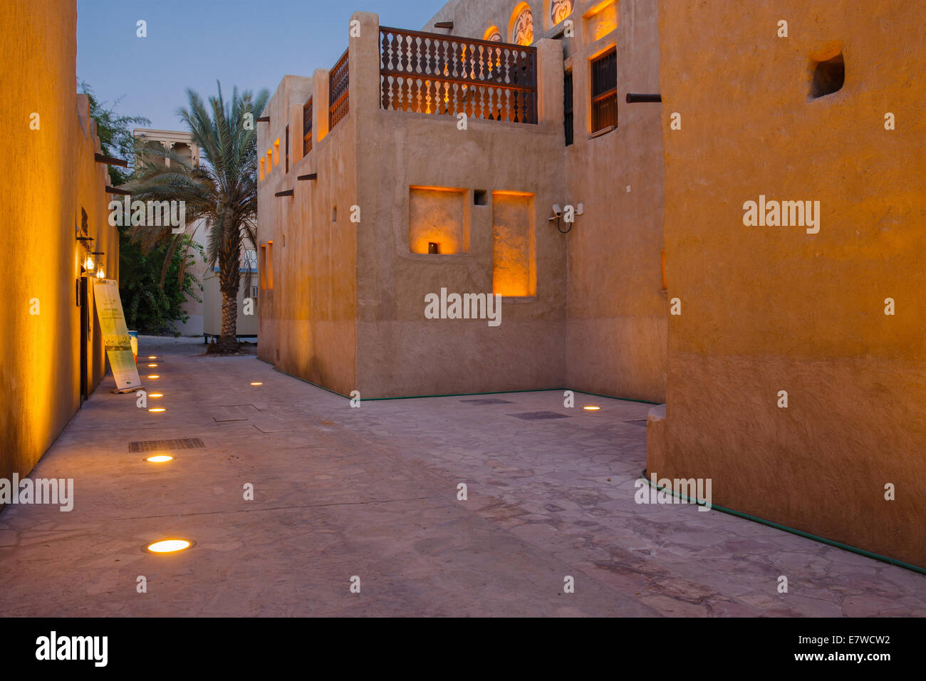 Vue de nuit les rues de la vieille ville arabe Dubaï ÉMIRATS ARABES UNIS Banque D'Images