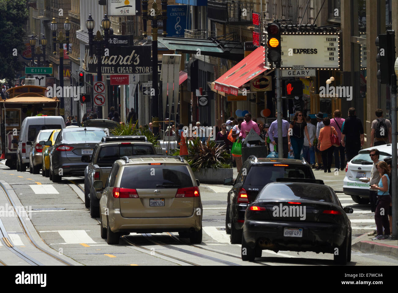 Trafic et télécabine sur Powell Street, par Union Square, San Francisco, California, USA Banque D'Images