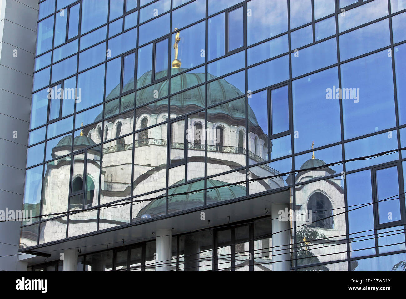 Reflet de la cathédrale de Saint Sava, Belgrade. C