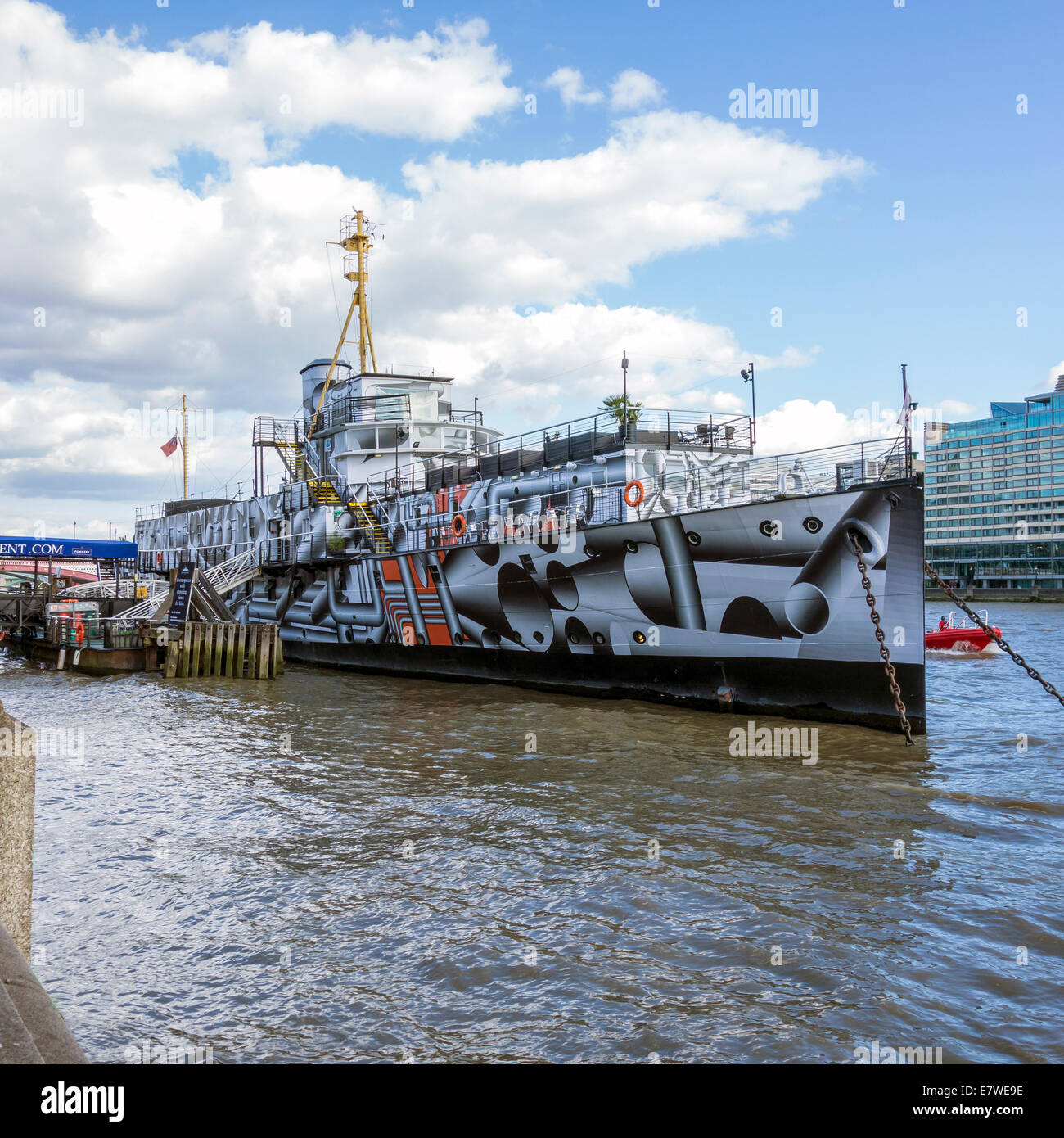 Dazzle Ship WW1 Commission d'Art par Tobias Rehberger sur le RiverThames Londres Banque D'Images