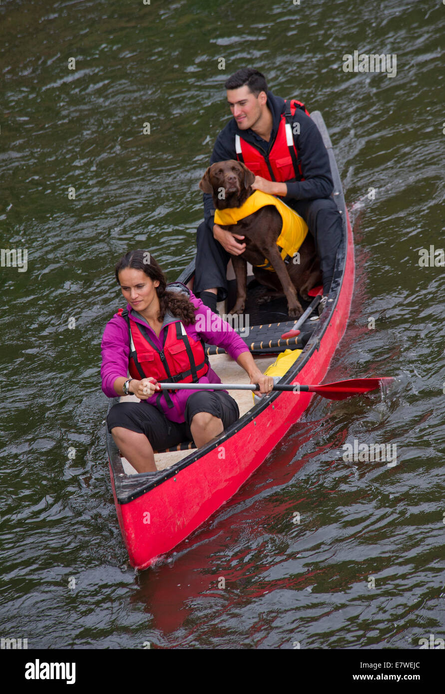 Mary-ann ochata avec son partenaire joe craig avec 'chien' harpo, canoë-kayak sur la rivière severn à Bridgnorth, Shropshire. Banque D'Images