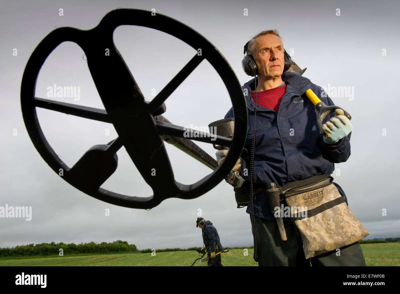 Chasseur de trésor ou detectorist,david spohr recherche sur un champ d'objets historiques dans le Dorset, avec son détecteur de métal.un uk Banque D'Images