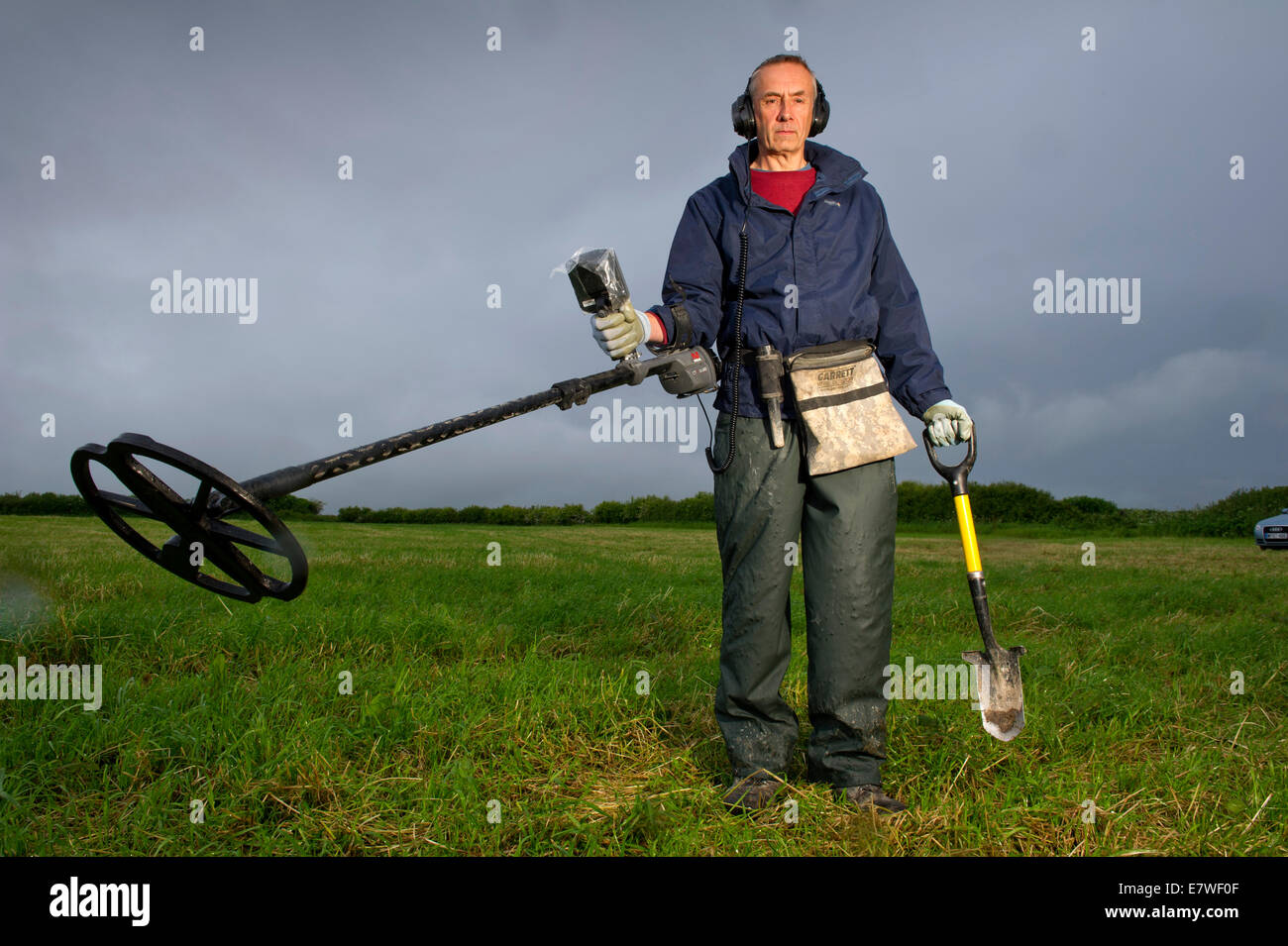 Chasseur de trésor ou detectorist,david spohr recherche sur un champ d'objets historiques dans le Dorset, avec son détecteur de métal.un uk Banque D'Images