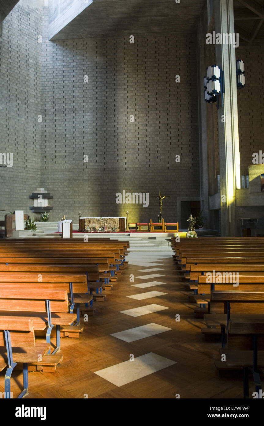 L'architecture moderne de Lisbonne (l'église Igreja do Sagrado Coração de Jesus). Projet par Nuno Portas et Nuno Teotónio Pereira. Banque D'Images