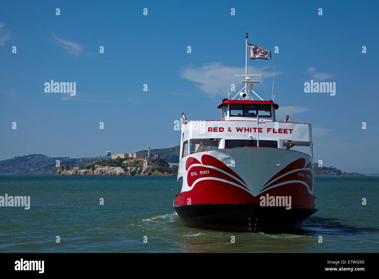 Royal Prince tour voile, Pier 43 1/2, Fisherman's Wharf, et l'île d'Alcatraz, San Francisco, California, USA Banque D'Images