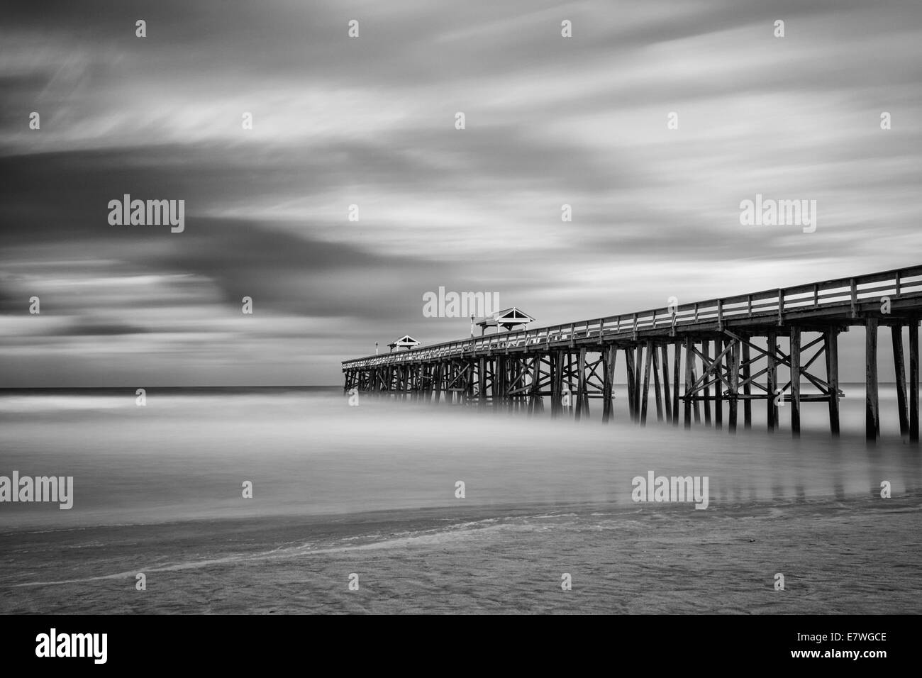 Une longue exposition photo de la jetée de pêche en Amelia Island Fernandina Beach, en Floride. Converties en noir et blanc. Banque D'Images