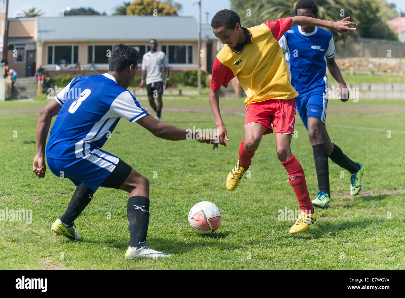 Jeunes joueurs de football de dribbler le ballon, Le Cap, Afrique du Sud Banque D'Images