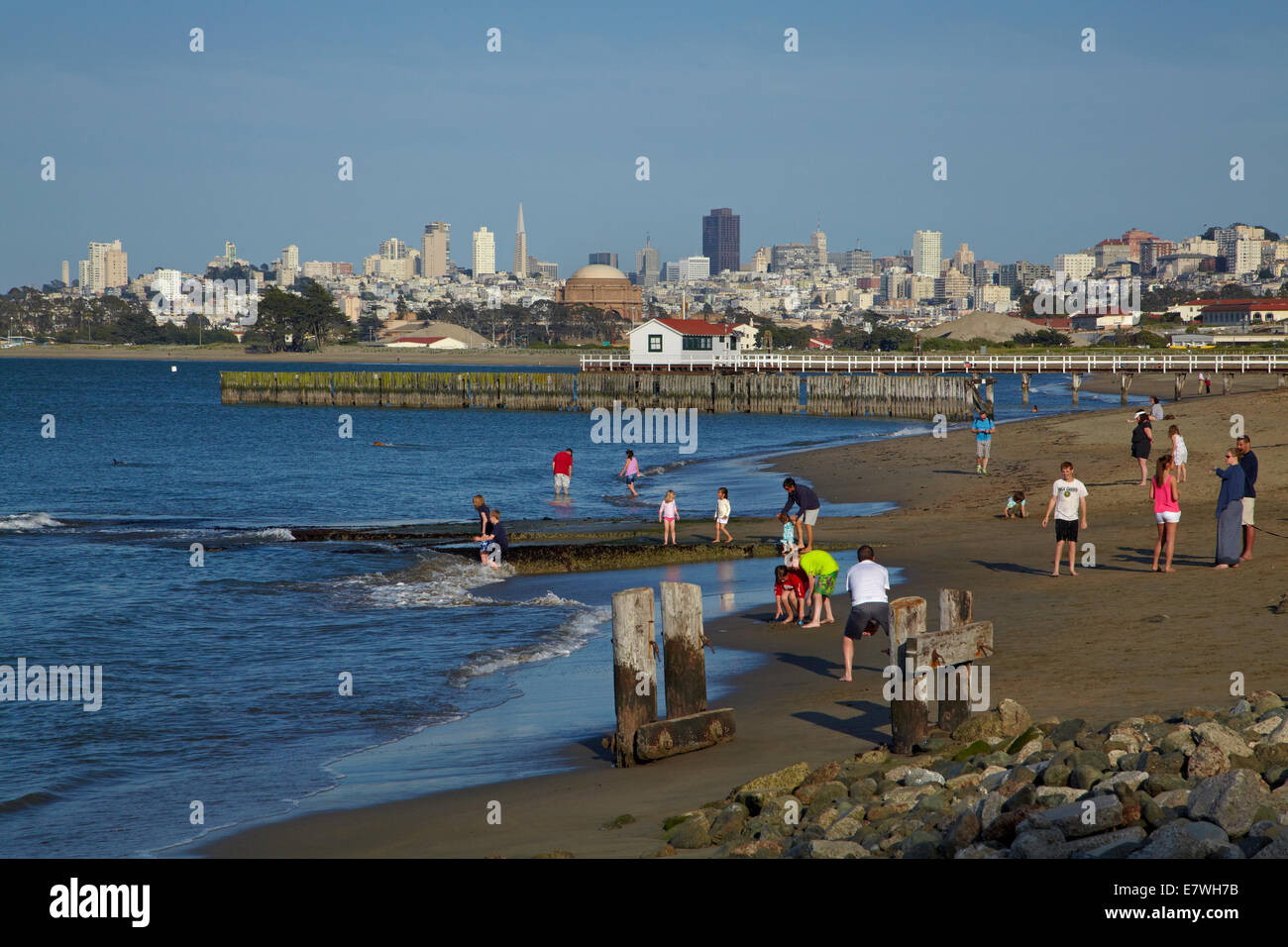 Les gens sur la plage de l'Est par Crissy Field, San Francisco, California, USA Banque D'Images