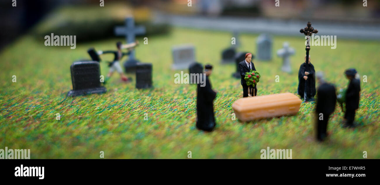 De minuscules à l'échelle HO figure personnes pleurent lors d'une scène de funérailles. Banque D'Images